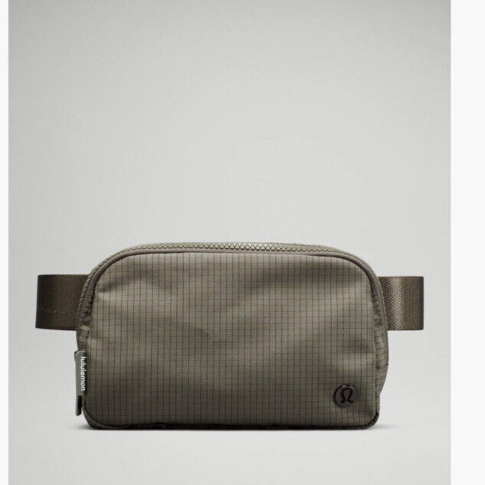 Lululemon Everywhere Belt Bag - Carob Brown/Black- new